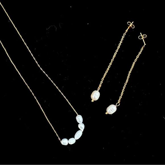 Ramla | Pearl Cluster earrings natural fresh water pearl dainty - Picture 2 of 7